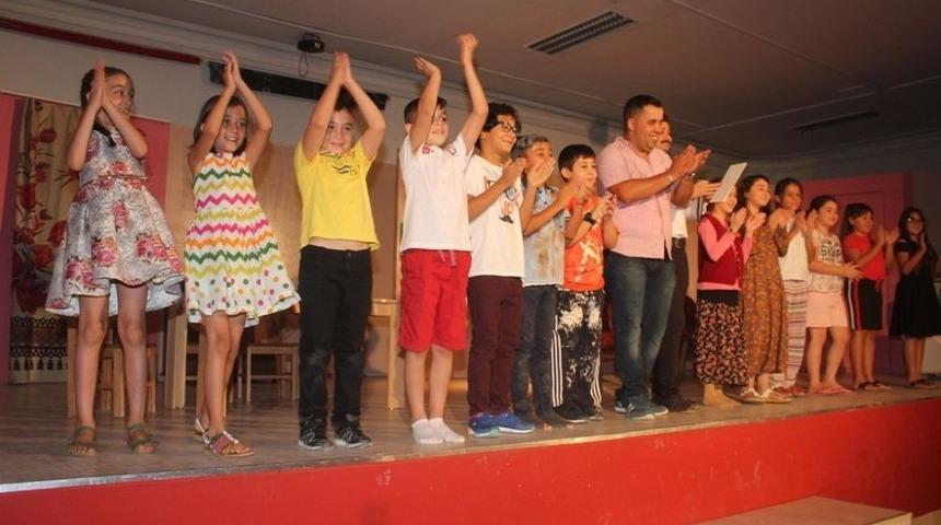 Sarıgöllü Öğrencilerin Tiyatro Gösterisi Beğenildi