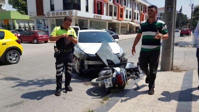 Düzce’de İki Otomobil İle Motosiklet Çarpıştı: 1 Yaralı