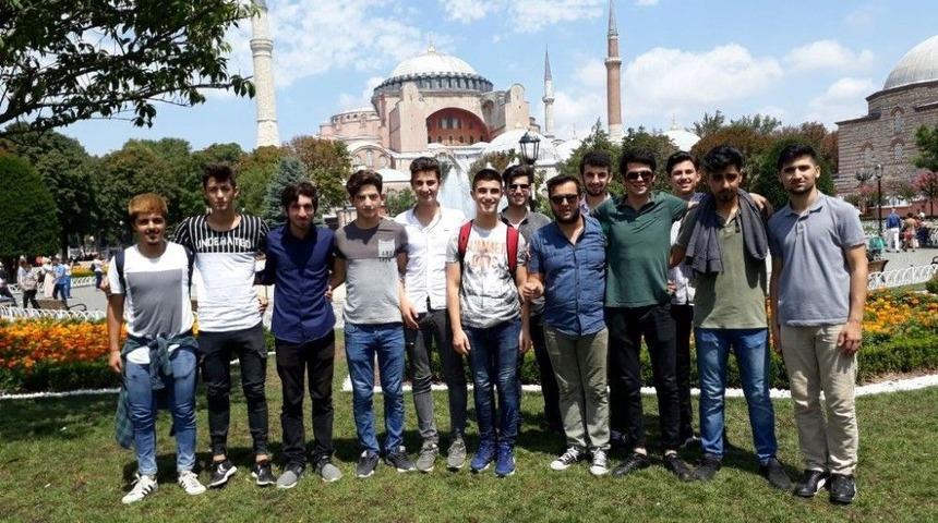 Akademi Lise &Ouml;ğrencilerinden İstanbul &Ccedil;ıkartması