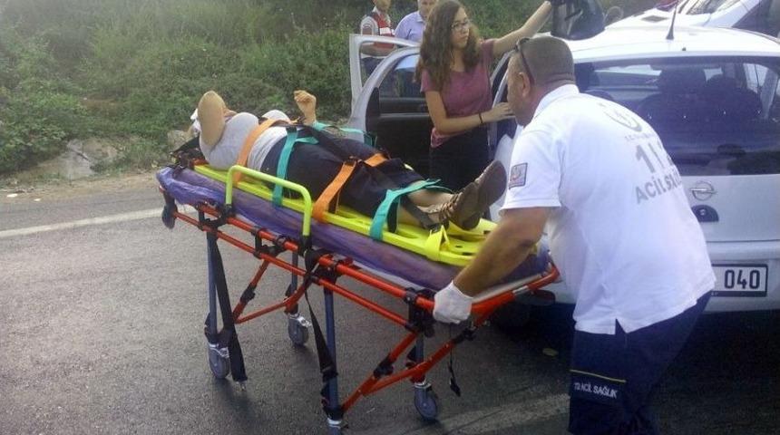 Otomobil Ve Minibüs Birbirine Girdi: 7 Yaralı