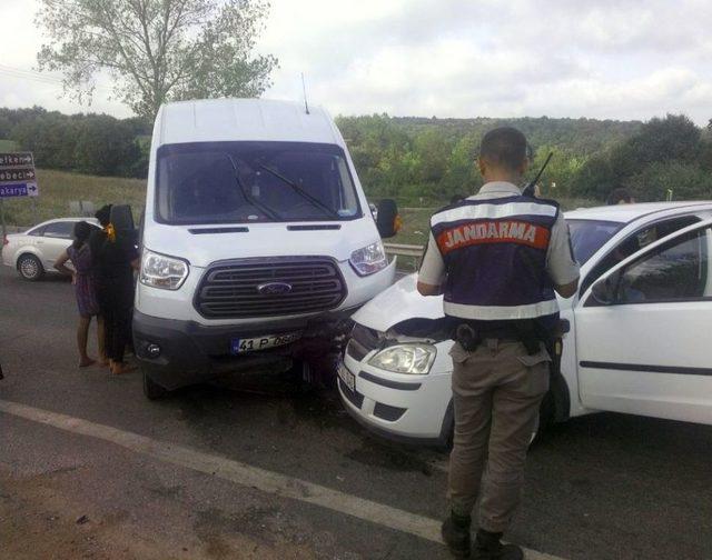 Otomobil Ve Minibüs Birbirine Girdi: 7 Yaralı