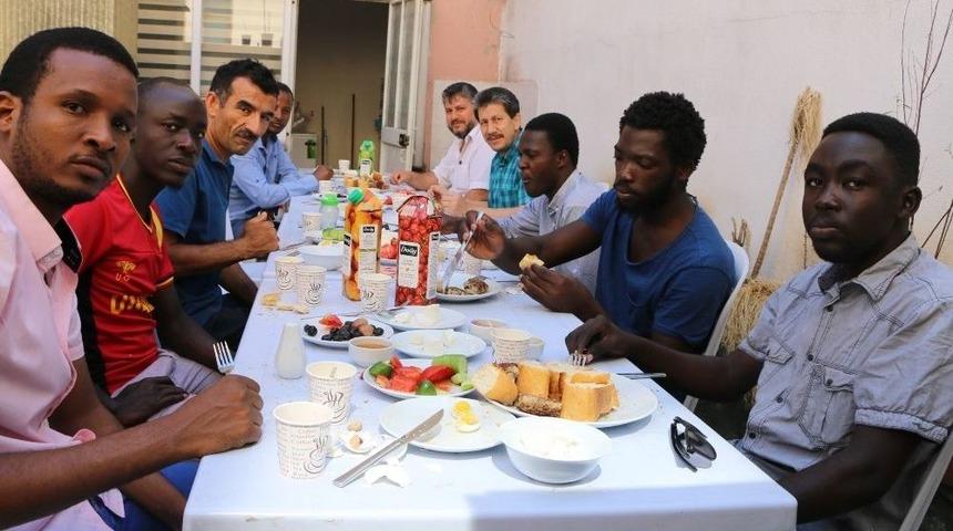 Afrikalı &Ouml;ğrenciler &rsquo;kardeşlik Kahvaltı Sofrası&rsquo;nda Buluştu