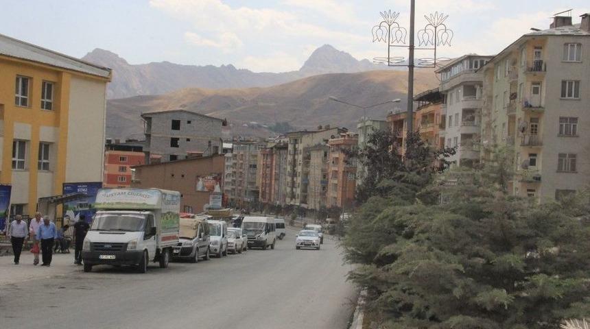 Hakkari&rsquo;de Yollar Asfaltlandı S&uuml;r&uuml;c&uuml;ler Hız Limitini Aştı