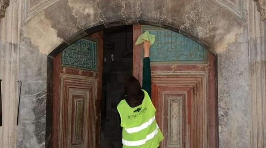 Seyitgazi Belediyesi Tarihi Yerlerde Temizlik Başlattı