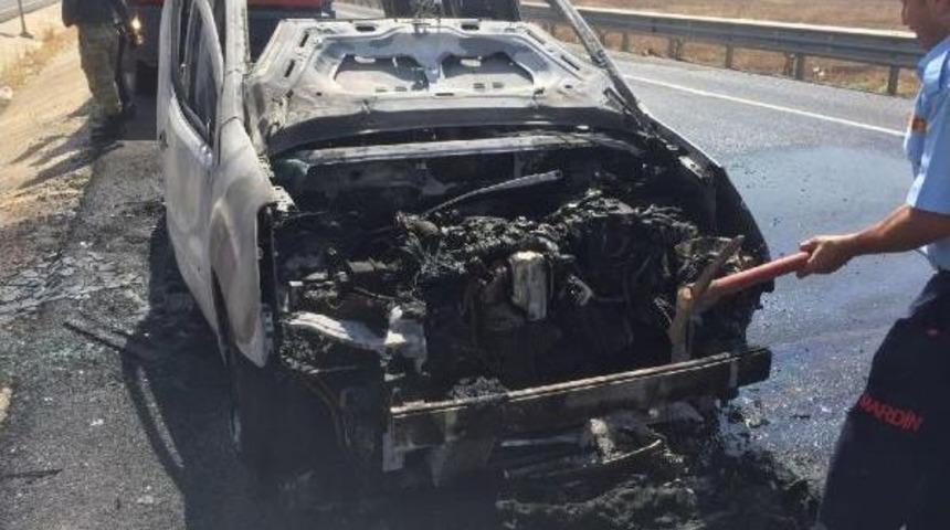 Nusaybin'de Hareket Halindeki Ara&ccedil;, Alev Topuna D&ouml;n&uuml;şt&uuml;