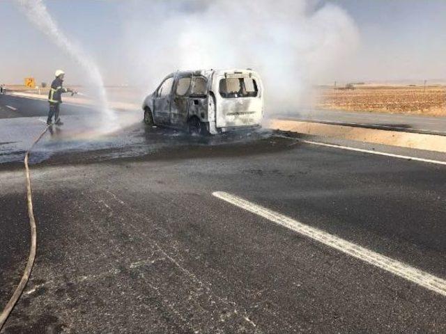 Nusaybin'de Hareket Halindeki Araç, Alev Topuna Dönüştü