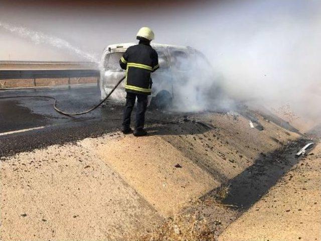 Nusaybin'de Hareket Halindeki Araç, Alev Topuna Dönüştü