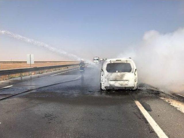 Nusaybin'de Hareket Halindeki Araç, Alev Topuna Dönüştü