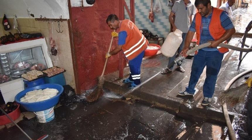 Artuklu Belediyesi Sokakları Temizliyor