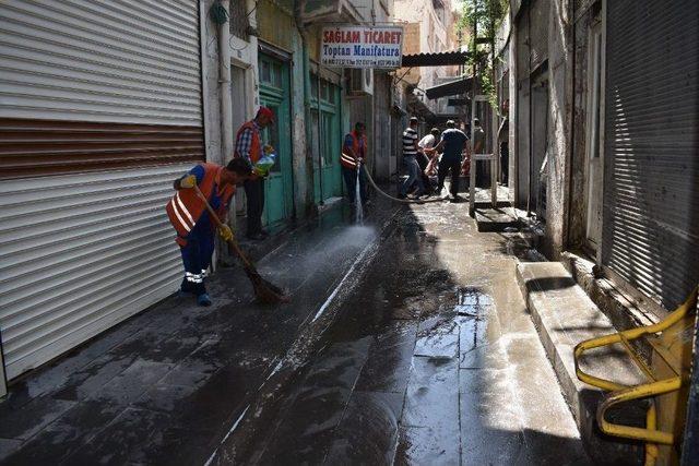 Artuklu Belediyesi Sokakları Temizliyor