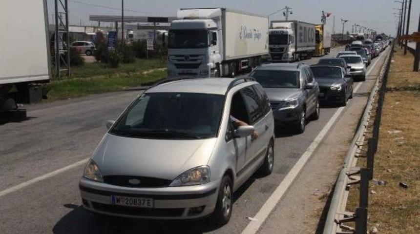 Kapıkule'de Gurbet&ccedil;ilerin D&ouml;n&uuml;ş Yoğunluğu S&uuml;r&uuml;yor
