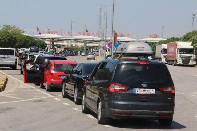 Kapıkule'de Gurbetçilerin Dönüş Yoğunluğu Sürüyor