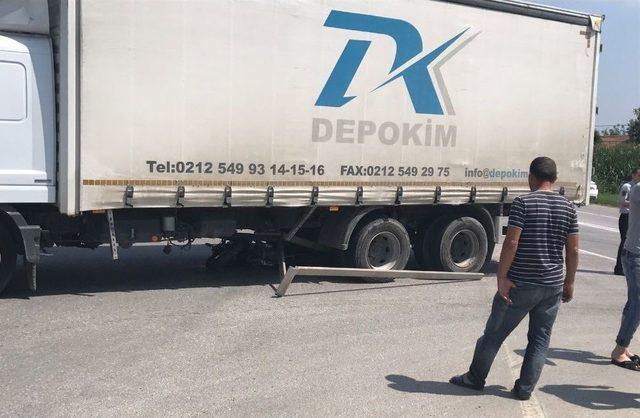 Sakarya’da Motosiklet, Tırın Altında Kaldı: 1 Yaralı