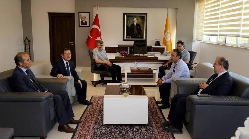 Rekt&ouml;r Kızılay&rsquo;a Arguvan T&uuml;rk&uuml;leri Hediye Edildi