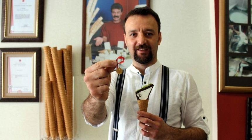 Kayserili Dondurmacı Altın Dağıtıyor