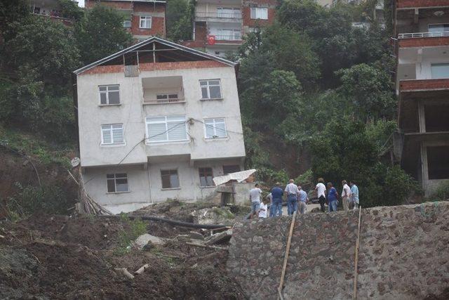 Giresun’da Bir İnşaatın Temelinin Kazılması Sırasında Toprak Kayması Meydana Geldi