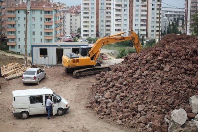 Giresun’da Bir İnşaatın Temelinin Kazılması Sırasında Toprak Kayması Meydana Geldi