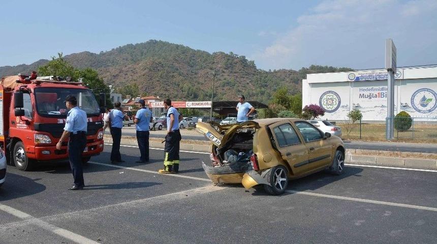 Yoldan &Ccedil;ıkan Otomobil Galerideki Ara&ccedil;lara &Ccedil;arptı; 1 Yaralı