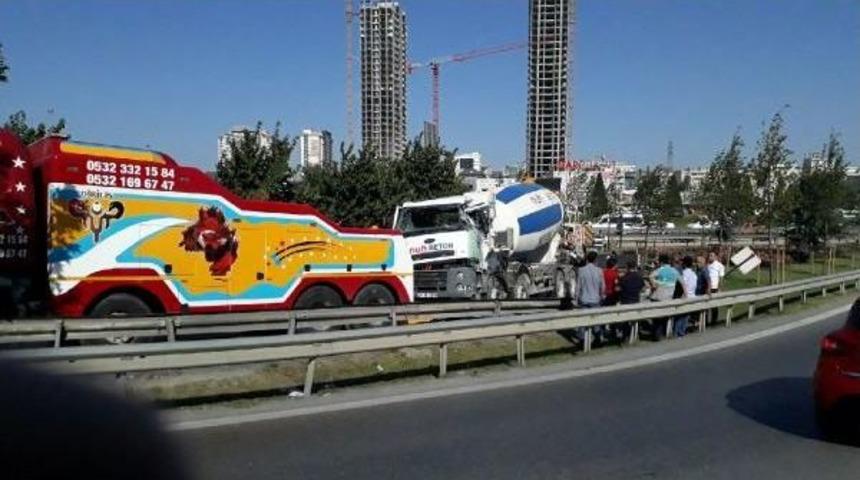 Virajı Alamayan Beton Mikseri Devrildi