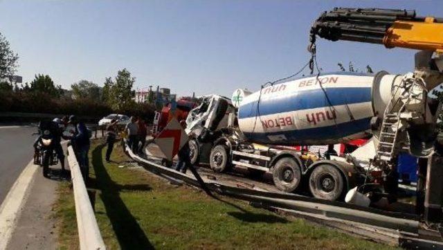 Virajı Alamayan Beton Mikseri Devrildi