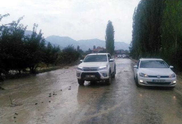 Elmalı'da Şiddetli Yağış Sele Neden Oldu