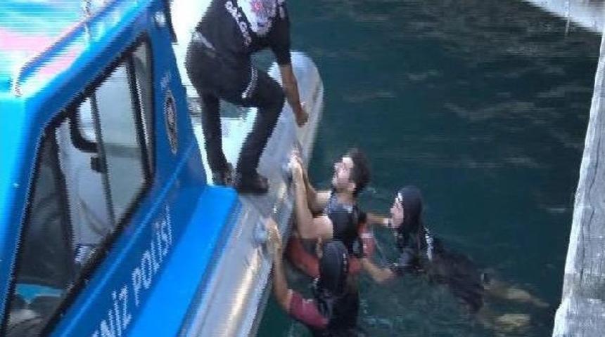 Galata K&ouml;pr&uuml;s&uuml;'nden Atladı; Denizden &Ccedil;ıkmak Istemedi