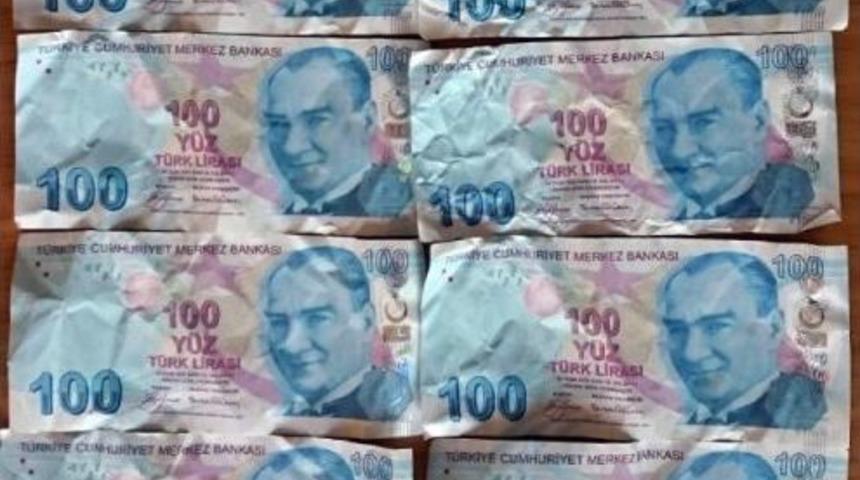 Polisi G&ouml;r&uuml;nce Sahte Parayı Yutmak İstedi