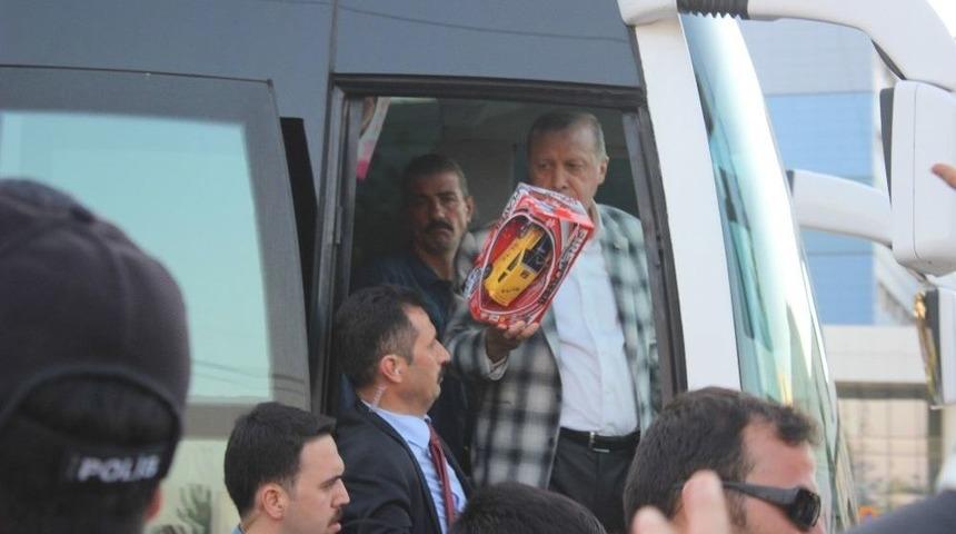 Cumhurbaşkanı Erdoğan&rsquo;dan &Ccedil;ocuklara Oyuncak