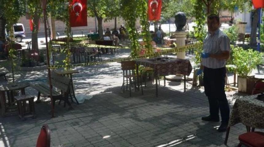 Kafeteryada Ensesinden Vurularak &Ouml;ld&uuml;r&uuml;ld&uuml;