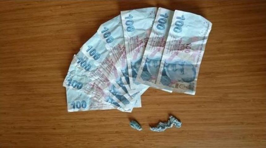 Yakalanınca Sahte Paraları Yutmaya &Ccedil;alıştı