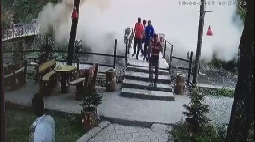 Yola D&uuml;şen Dev Kayadan Işte B&ouml;yle Ka&ccedil;tılar