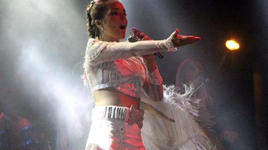 Mengen'de Sahneye &Ccedil;ıkan Beng&uuml;, Hayranlarını Coşturdu