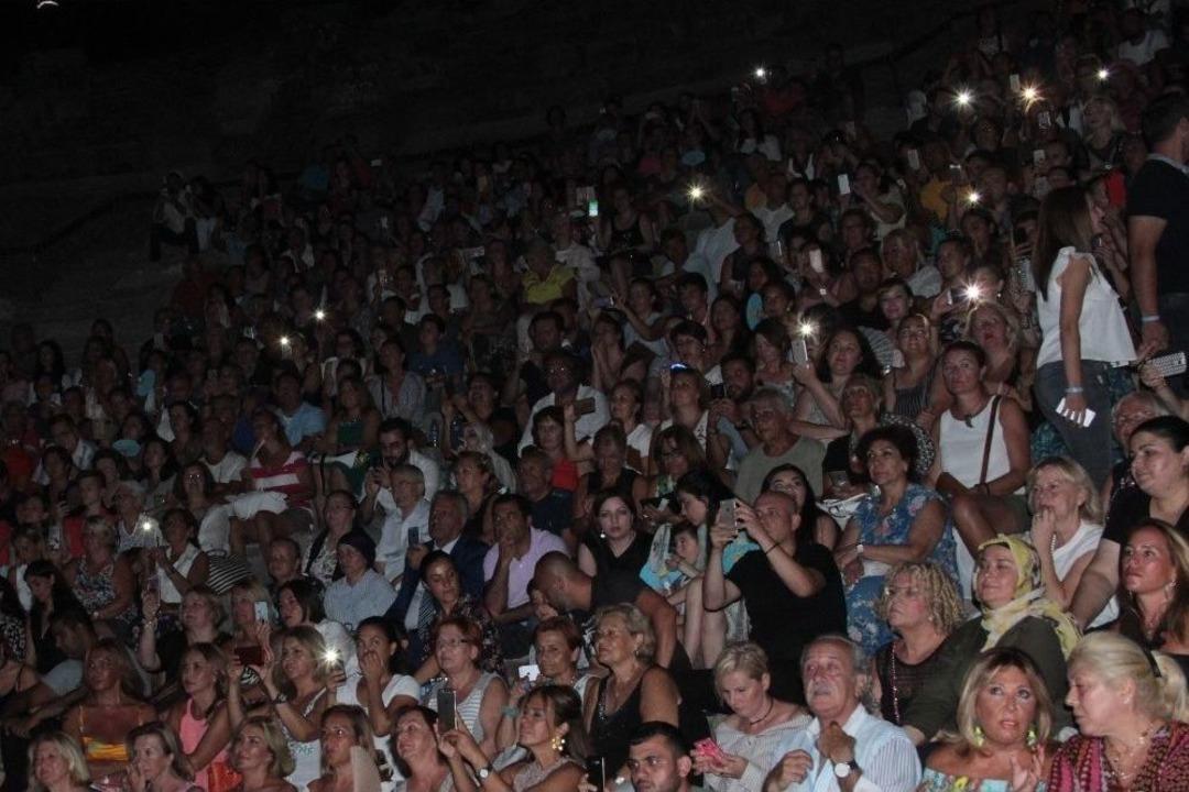 Sibel Can Hayranları Cep Telefonlarını Elinden D&uuml;ş&uuml;rmedi