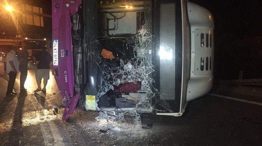 Virajı Alamayan Otob&uuml;s&uuml; Yola Savruldu