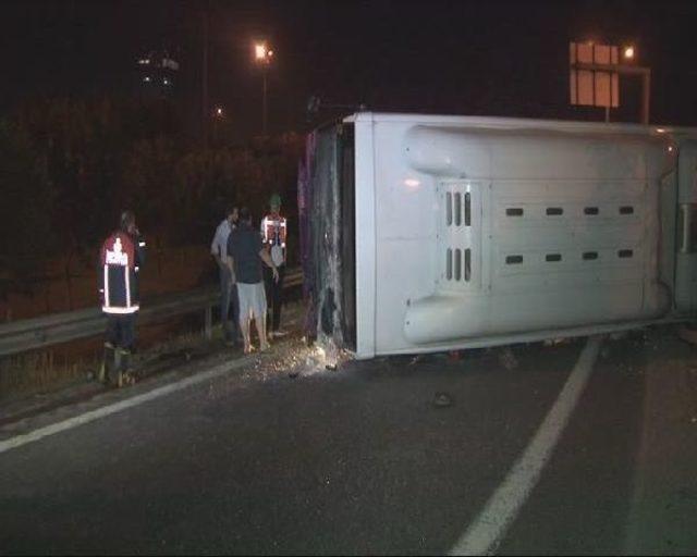 Ümraniye'de İett Otobüsü Devrildi: 1 Yaralı