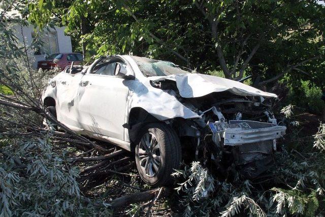 Hurdaya Dönen Otomobilden Sağ Çıktılar