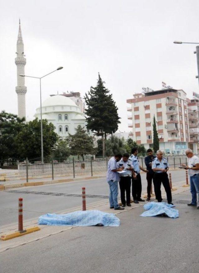 Camiden Çıkıp Yoldan Geçerken Otomobil Altında Öldüler