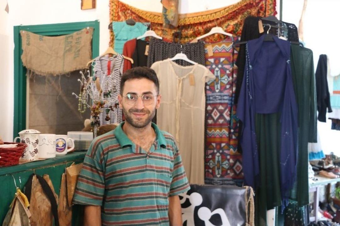 İkinci El Elbiselerle Sanata Destek Oluyorlar