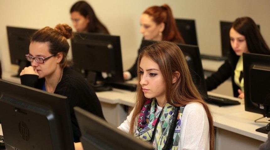 Yaşar &Uuml;niversitesi&rsquo;nden Y&uuml;ksek Lisans Ve Doktora Fırsatı