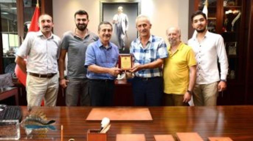 G&uuml;m&uuml;şhaneliler Derneği&rsquo;nden Başkan Ata&ccedil;&rsquo;a Plaket