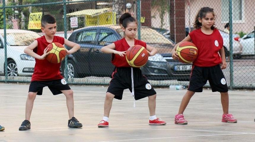 Bin 6 &Ccedil;ocuk Basketbol Eğitimi Alıyor