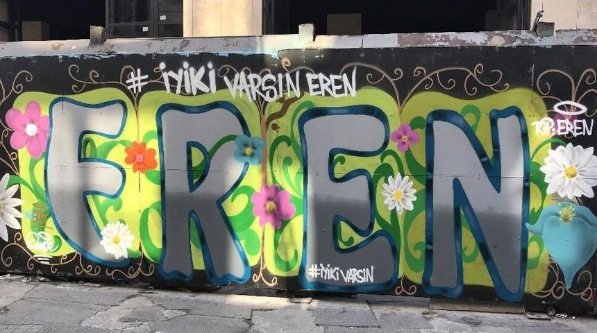 İstiklal Caddesi&rsquo;nde &ldquo;iyi Ki Varsın Eren&rdquo; Grafiti &Ccedil;alışmasına Yoğun İlgi