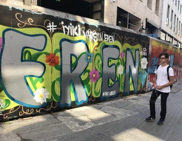 İstiklal Caddesi’nde “iyi Ki Varsın Eren” Grafiti Çalışmasına Yoğun İlgi