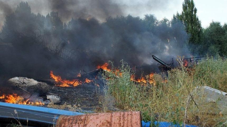 Ankara&rsquo;da Belediyenin Hurda Deposu Yandı