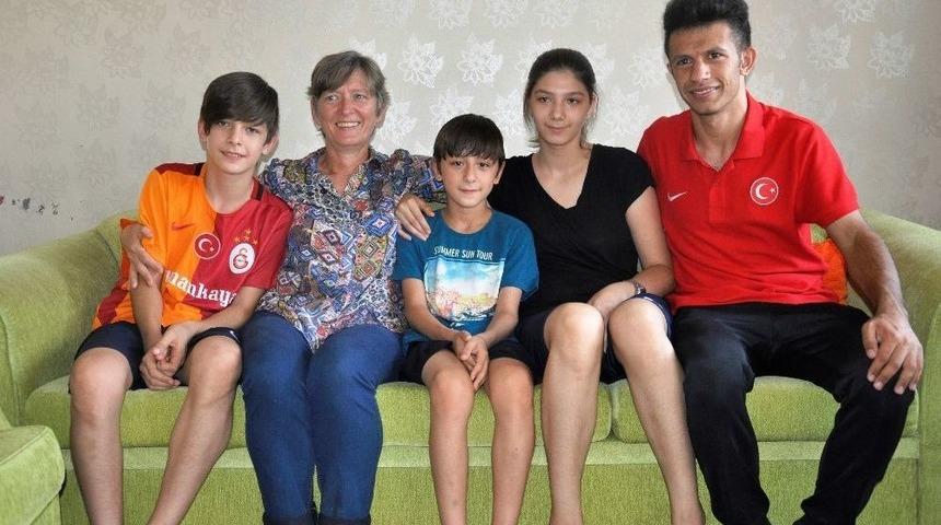 Eşinden Ayrılan Rus Kadın, İşitme Engelli &Uuml;vey Oğlunu Bırakmadı