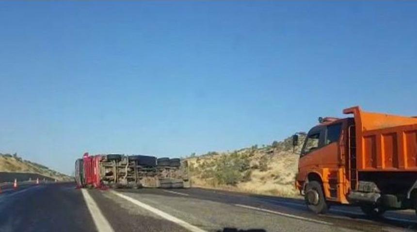 Devrilen Yakıt Tankerinden Tonlarca Mazot Yola Aktı