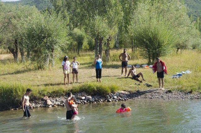 Munzur Çayı’nda Yüzme Keyfi