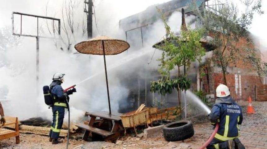 Kopan Elektrik Telleri Işyerini Kül Etti