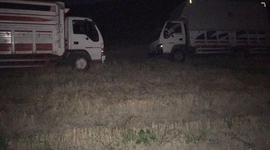 Nato Hattından Mazot &Ccedil;alan Ş&uuml;pheliler Jandarmayı G&ouml;r&uuml;nce Kamyonları Bırakıp Ka&ccedil;tı