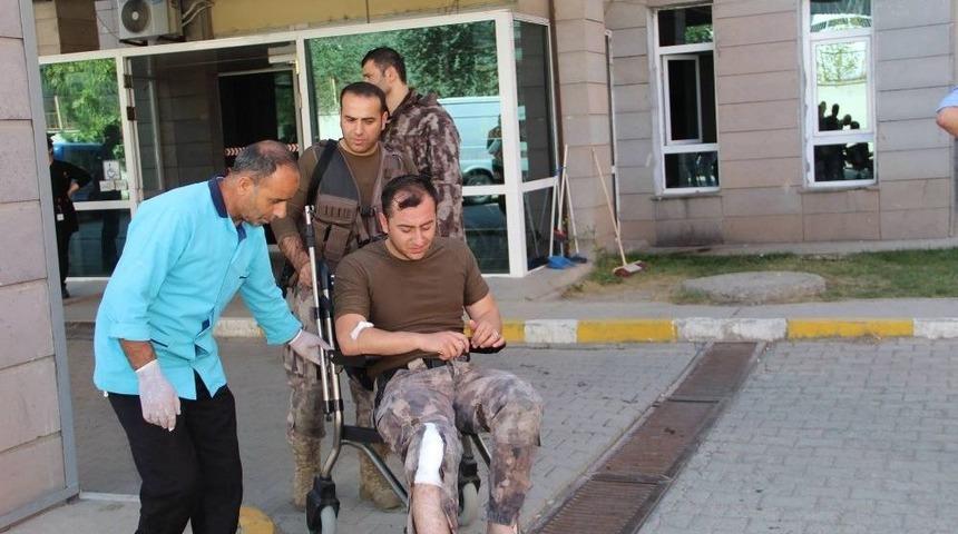 Yaralanan &Ouml;zel Harekat&ccedil;ı Ayağına Dikiş Attırıp Yeniden Operasyona Gitti